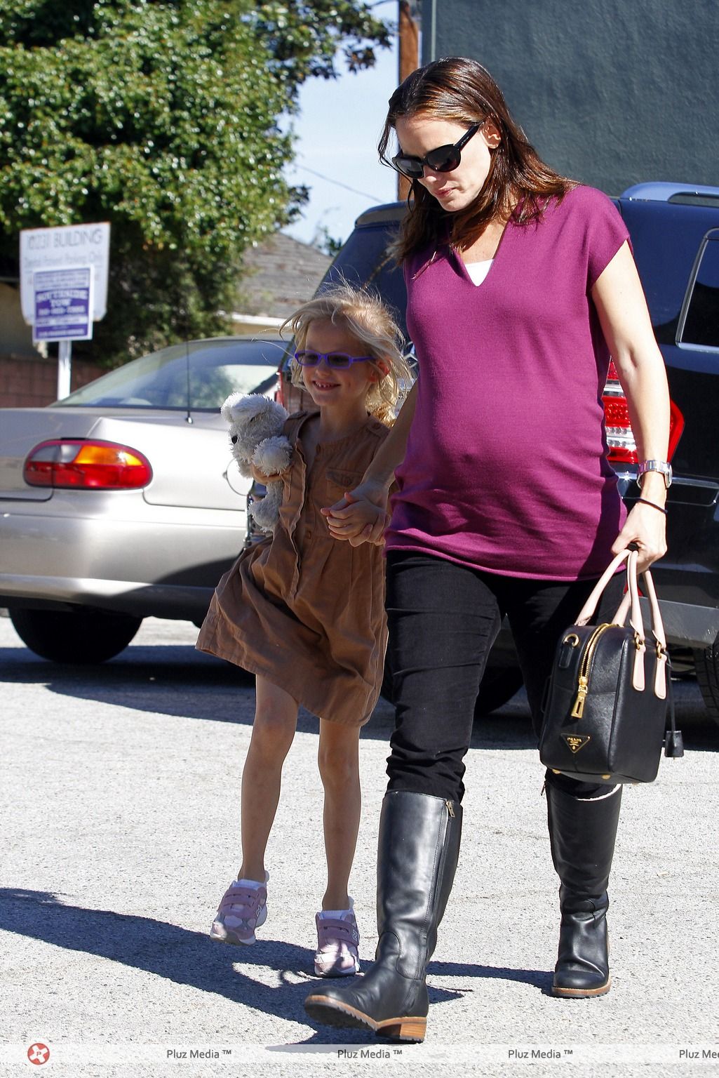 Jennifer Garner takes her daughter Violet Affleck to the dentist | Picture 112722